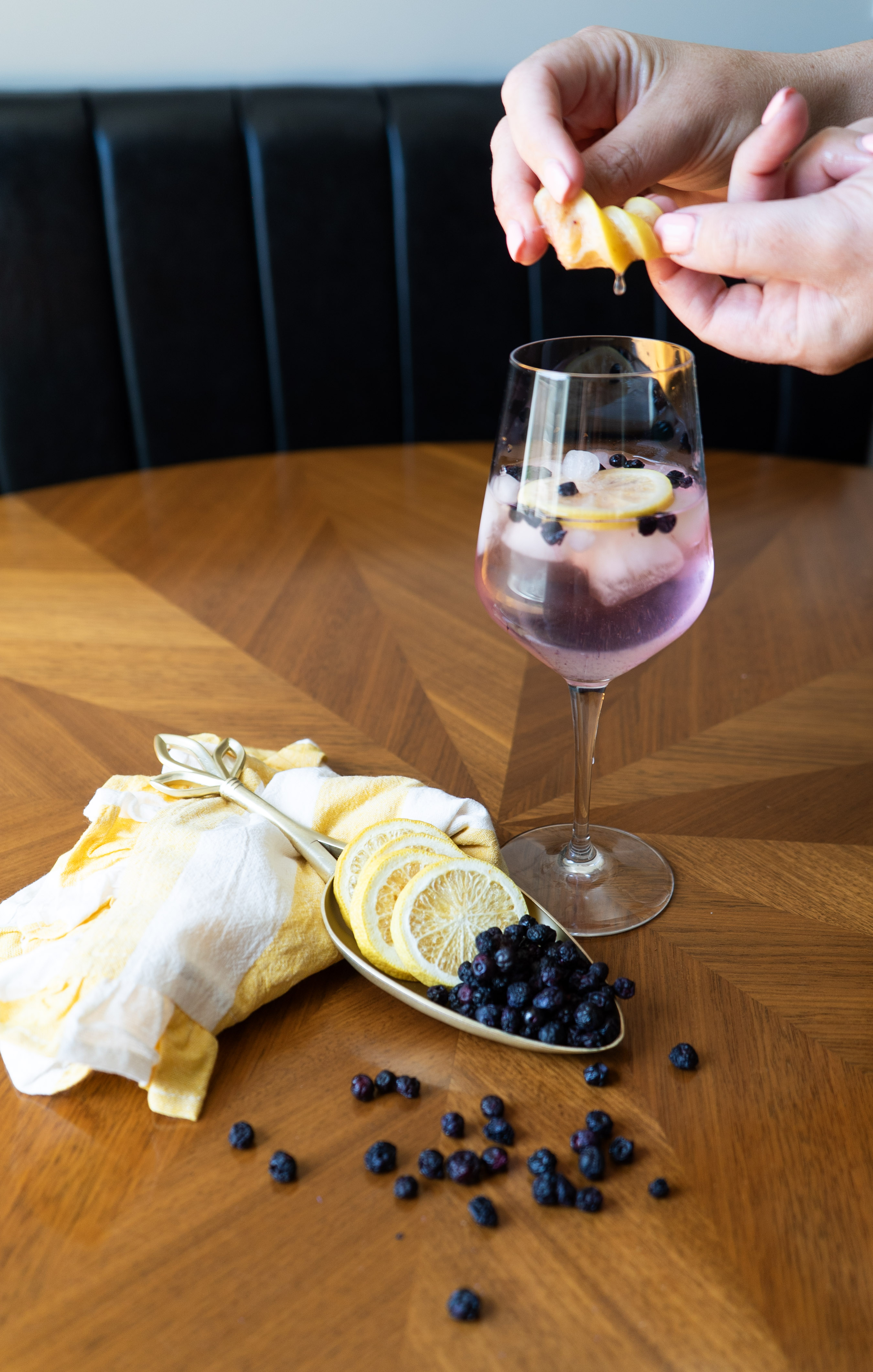 Squeeze orange juice out of oranges in moments in drinks